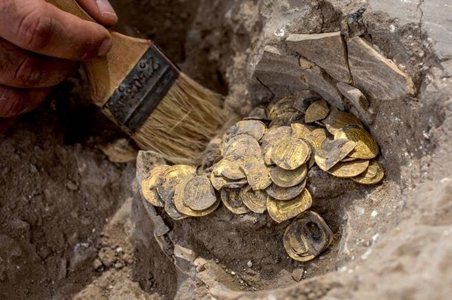 Encuentran monedas de oro Arqueologia historia